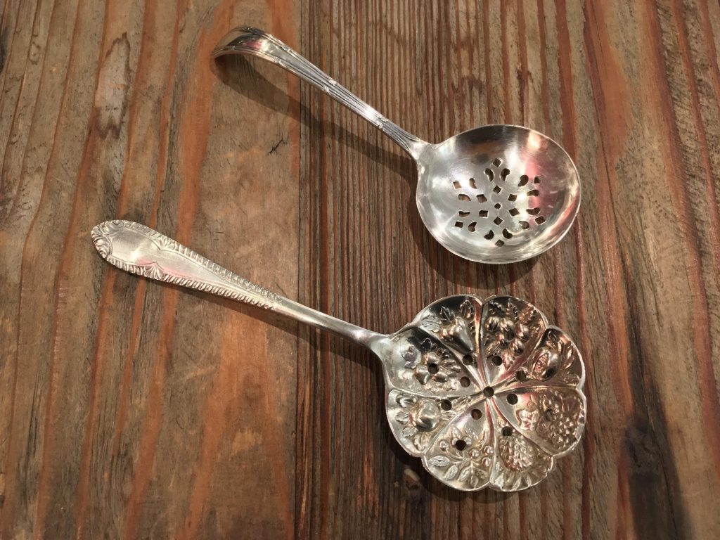 資生堂アートハウスの外観と展示の様子