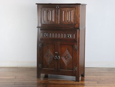 オールドチャームのカクテルキャビネット