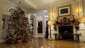 英国の聖夜をまとう、品格あるホールデコレーション