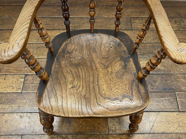 英国アンティーク家具のキャプテンチェア