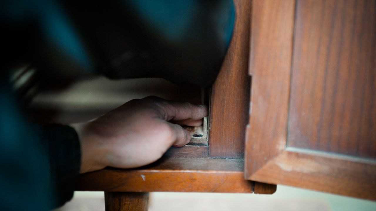 英国アンティーク家具販売ケントストアの家具修理